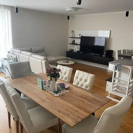 Stunning Garden Flat On The Hills Next To Old Town Апартаменты Братислава